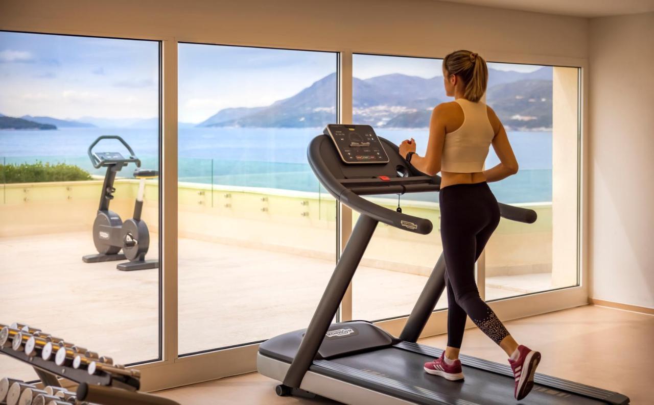 杜布罗夫尼克总统酒店-瓦拉马尔精选 外观 照片 A woman exercising on a treadmill