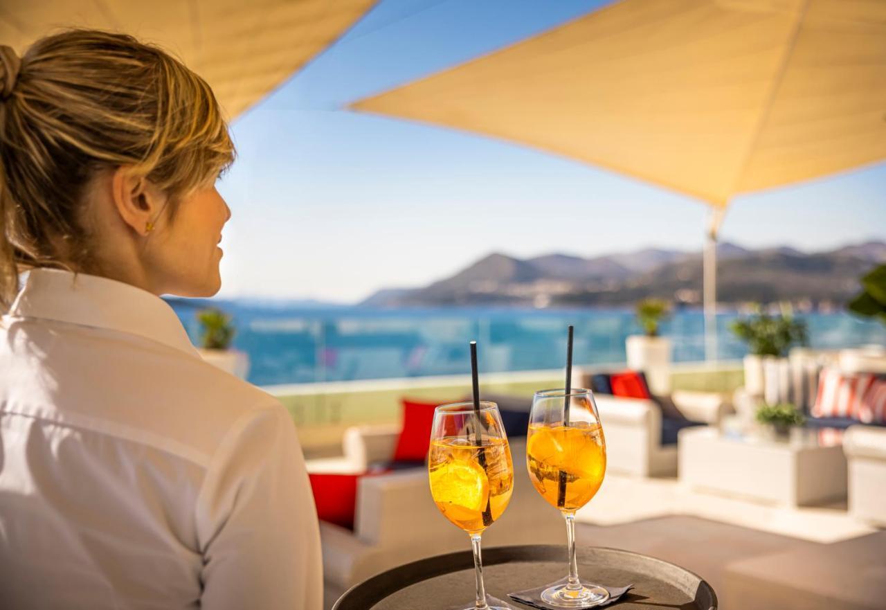 杜布罗夫尼克总统酒店-瓦拉马尔精选 外观 照片 A woman enjoying a drink at a hotel