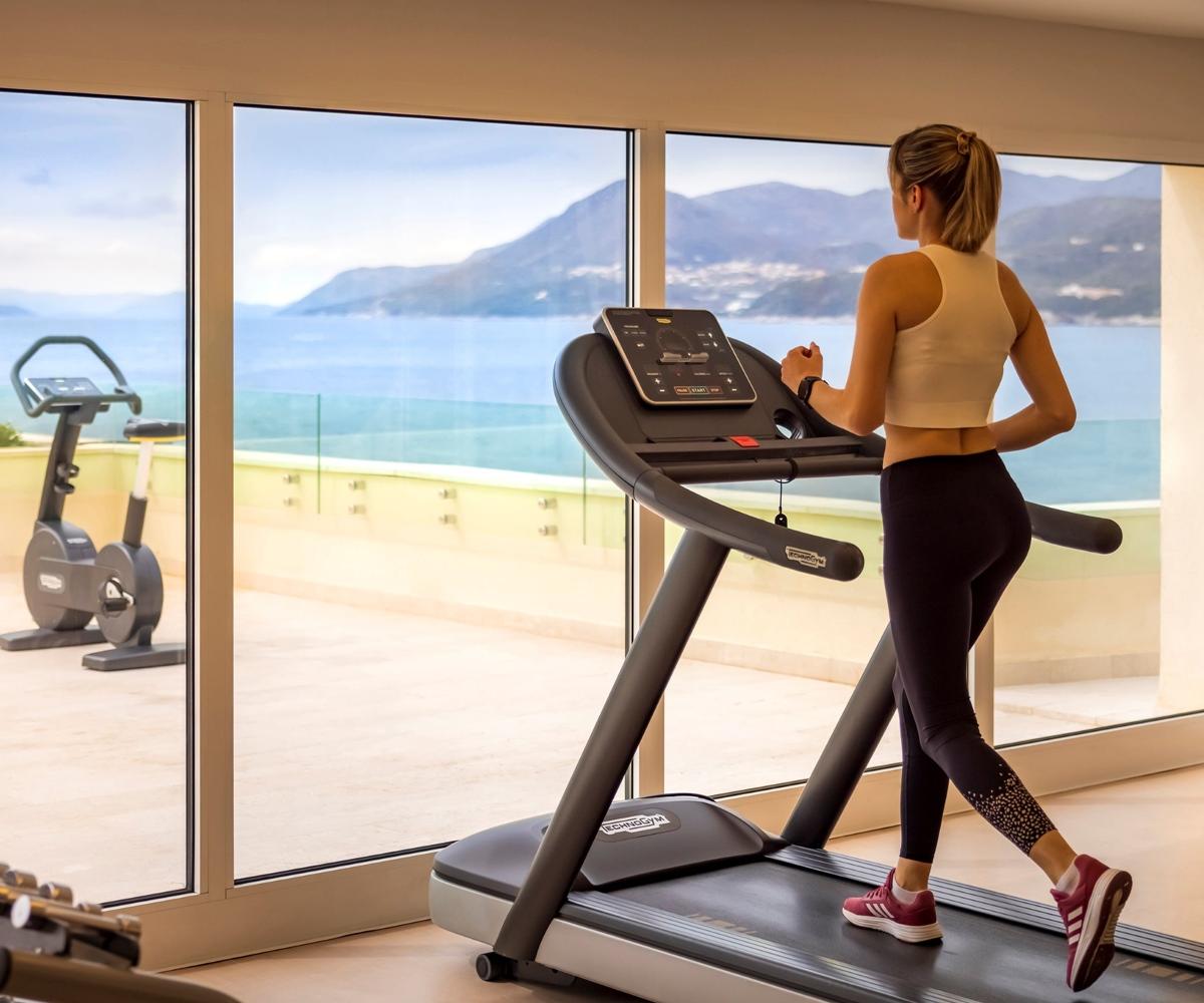 杜布罗夫尼克总统酒店-瓦拉马尔精选 外观 照片 A woman exercising on a treadmill